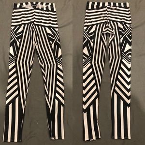 Striped Geometric Leggings Black&White - Medium